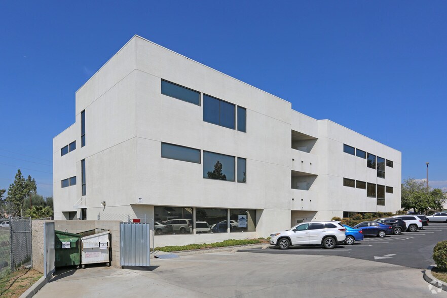 22365 Barton Rd, Grand Terrace, CA à louer - Photo du bâtiment - Image 3 de 3