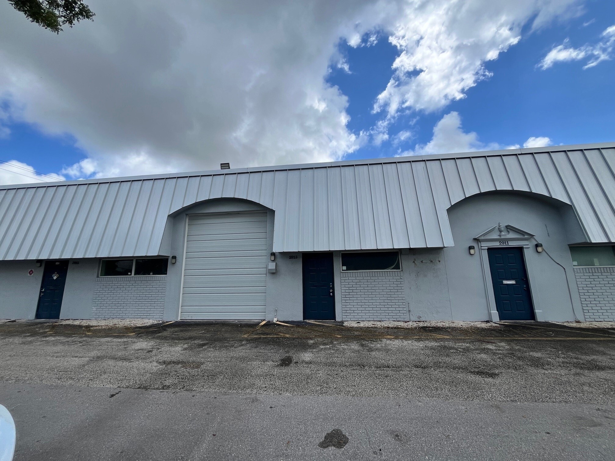 2696 NW 31st Ave, Lauderdale Lakes, FL for lease Building Photo- Image 1 of 7