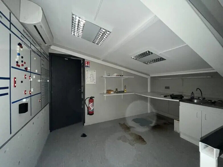 Retail in Nemours for lease - Interior Photo - Image 3 of 9