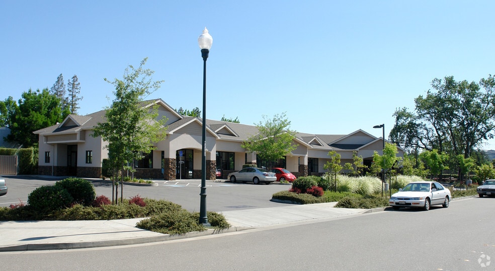 810 Denbeste Ct, Suite 105, Windsor, CA à louer - Photo du bâtiment - Image 3 de 13