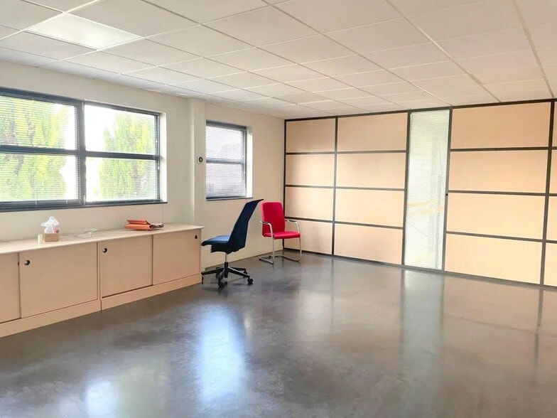 Office in Poissy for lease - Interior Photo - Image 3 of 7