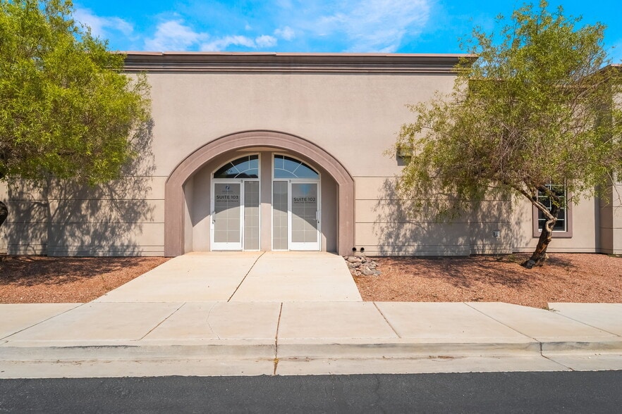 8665 S Eastern Ave, Las Vegas, NV à louer - Photo du bâtiment - Image 2 de 31
