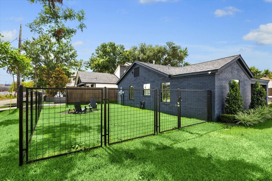 1402 W 14th St, Houston, TX for sale - Building Photo - Image 2 of 10