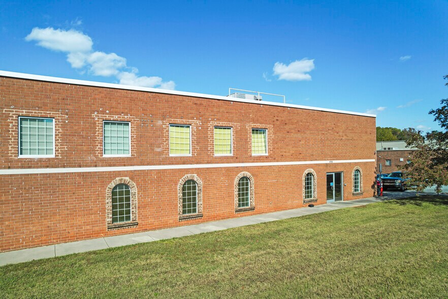 4795 Commercial Plaza St, Winston-Salem, NC à vendre - Photo du bâtiment - Image 2 de 13