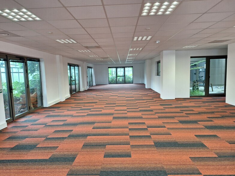 Office in Le Haillan for lease - Building Photo - Image 3 of 14