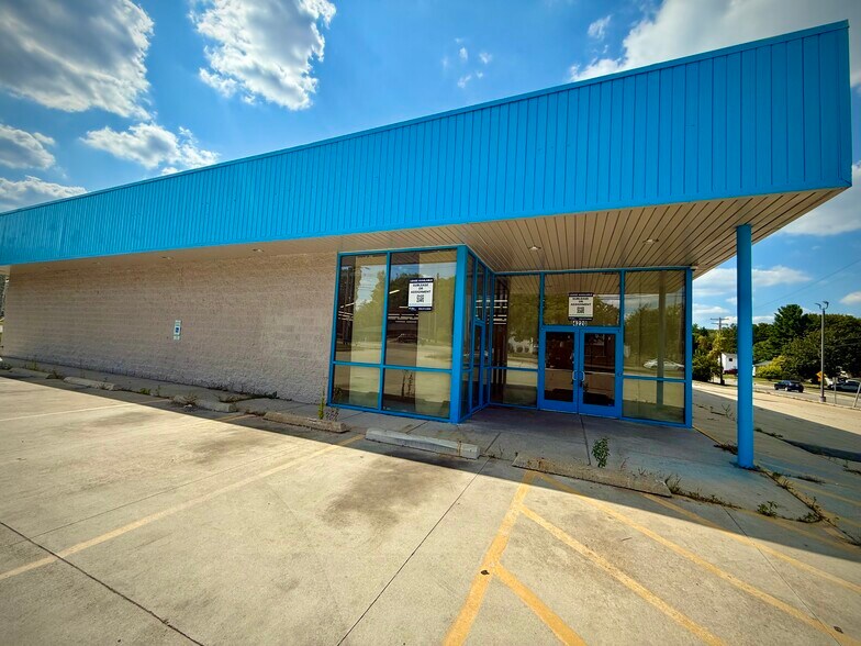 4220 S Martin Luther King Jr Blvd, Lansing, MI à vendre - Photo du bâtiment - Image 2 de 13