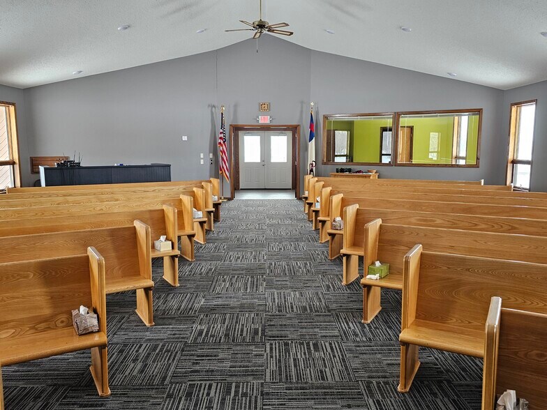 521 Central Ave, Sunburg, MN à vendre - Photo du bâtiment - Image 2 de 9