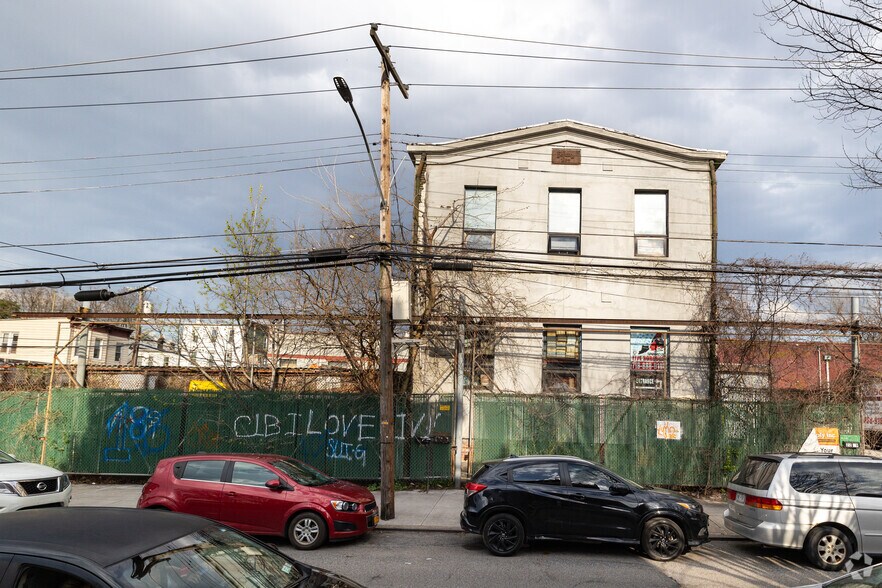 2201 121st St, College Point, NY à louer - Photo du bâtiment - Image 3 de 9