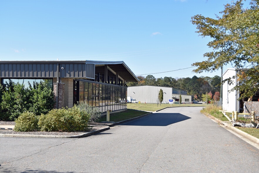 600 64th Avenue N Portfolio portfolio of 3 properties for sale on LoopNet.ca - Building Photo - Image 3 of 7