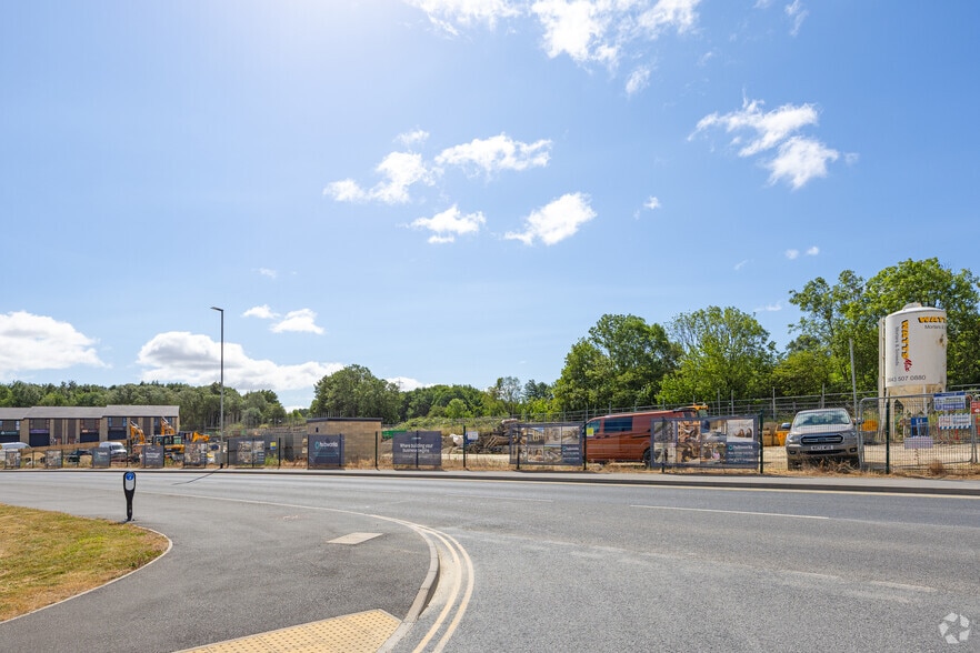 14 Towchester Dr, Castleford for lease - Primary Photo - Image 1 of 3