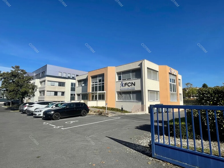 10 Rue Etienne Oehmichen, Reims for lease - Primary Photo - Image 1 of 4