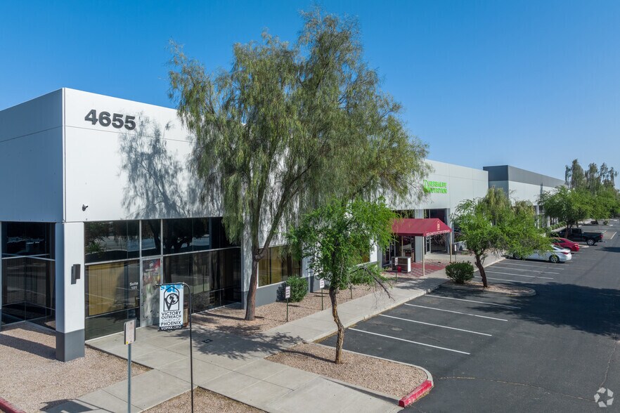 4655 W McDowell Rd, Phoenix, AZ à louer - Photo du bâtiment - Image 3 de 6