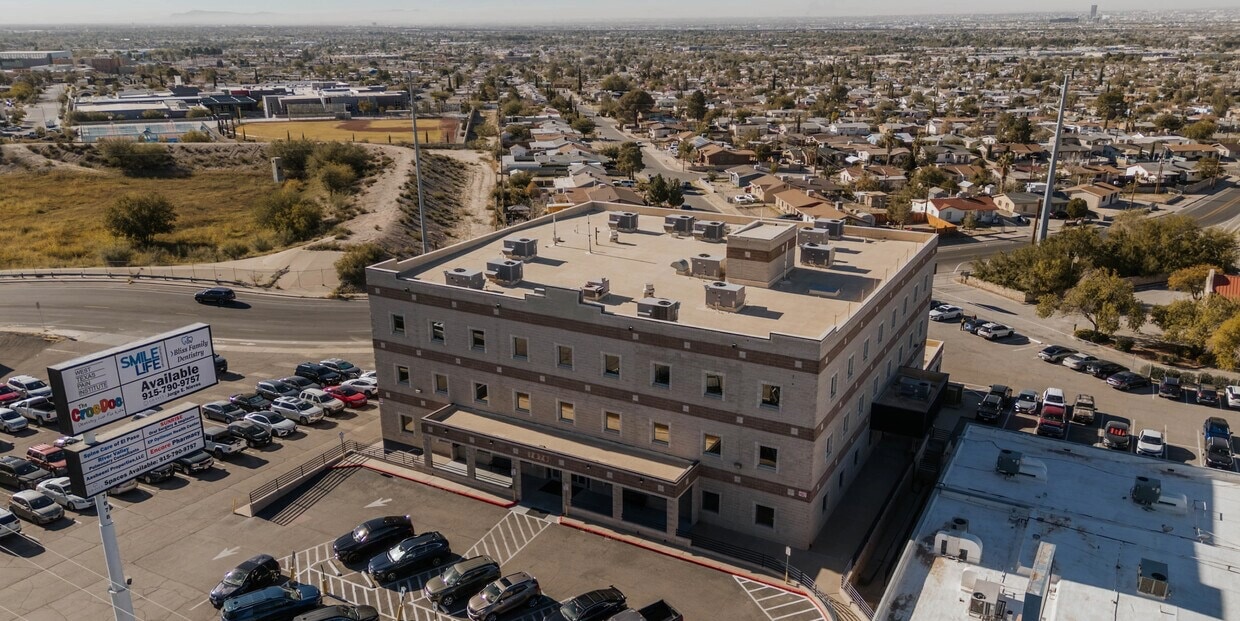 7878 E Gateway Blvd, El Paso, TX for lease Primary Photo- Image 1 of 3