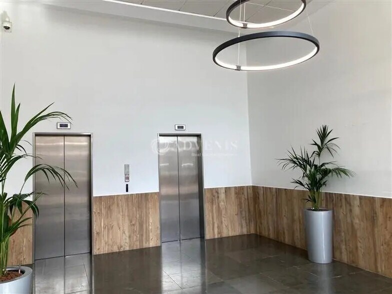 Office in Montigny-le-Bretonneux for lease - Interior Photo - Image 2 of 9