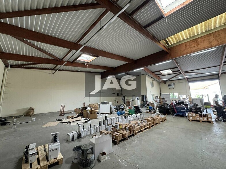 Flex in Décines-Charpieu for lease - Interior Photo - Image 2 of 8