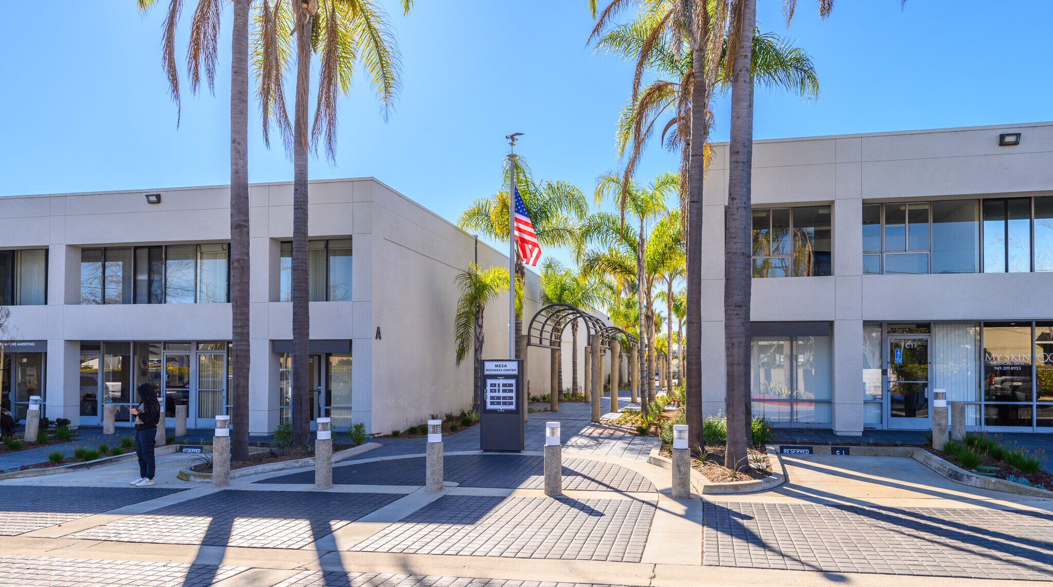 711 W 17th St, Costa Mesa, CA à louer Photo du bâtiment- Image 1 de 8