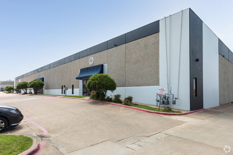 3011-3017 Red Hawk Dr, Grand Prairie, TX for lease - Primary Photo - Image 1 of 4