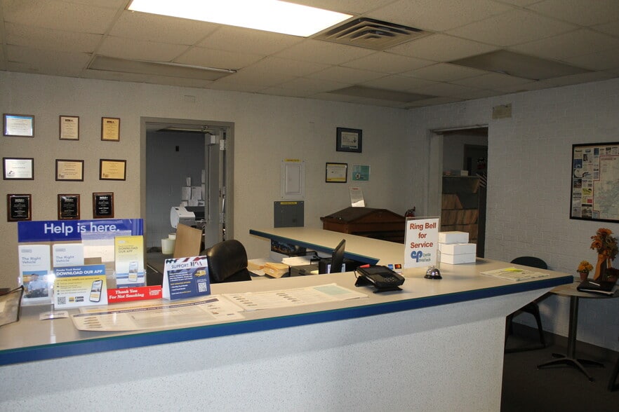 121 Industrial Dr, Dekalb, IL for sale - Building Photo - Image 3 of 30