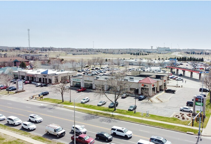 The Shoppes at 57th & Louise portefeuille de 2 propriétés à vendre sur LoopNet.ca - Photo du bâtiment - Image 2 de 4