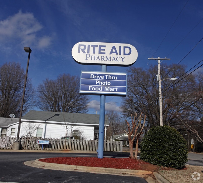 520 E Trade St, Dallas, NC à vendre - Photo du bâtiment - Image 2 de 9