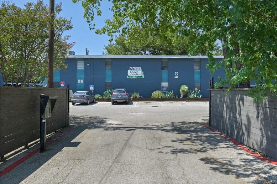 5606 N Lamar Blvd, Austin, TX à vendre - Photo du bâtiment - Image 3 de 22