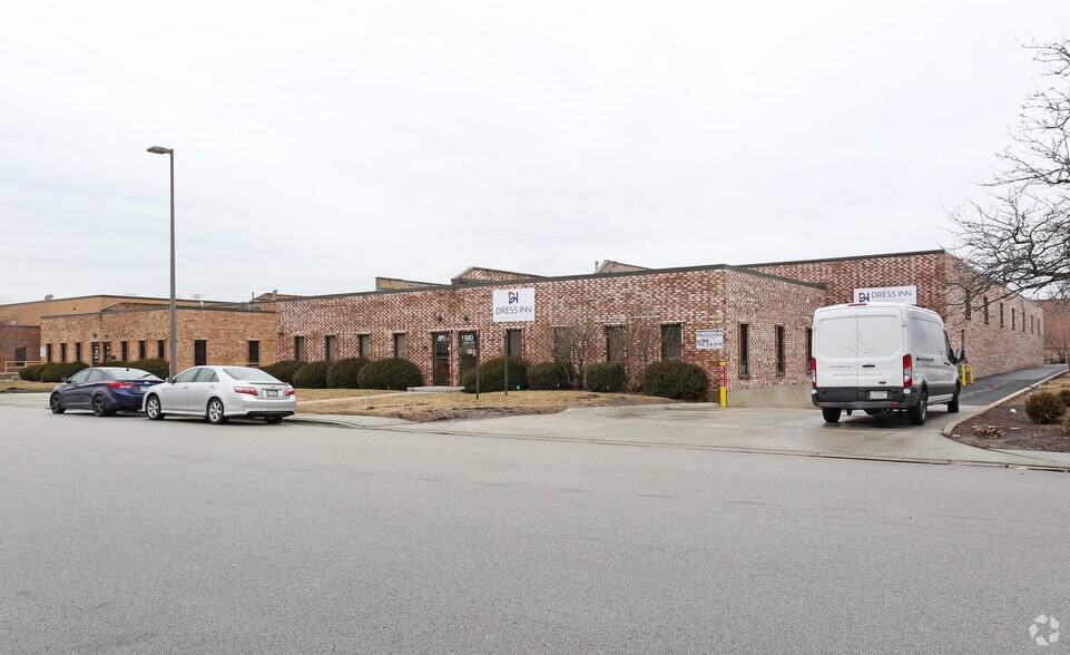 850-880 Greenleaf Ave, Elk Grove Village, IL à louer - Photo du bâtiment - Image 3 de 4