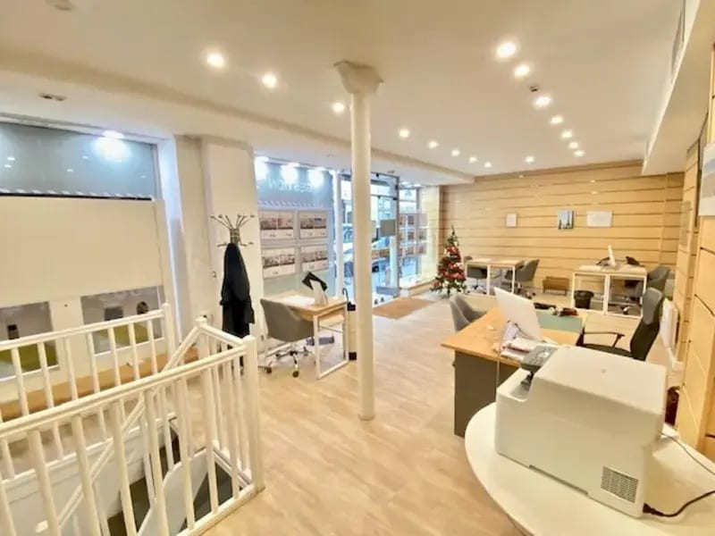 Retail in Paris for lease Interior Photo- Image 1 of 6