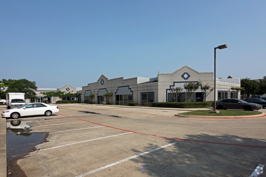 1421 Champion Dr, Carrollton, TX à louer - Photo du bâtiment - Image 3 de 5