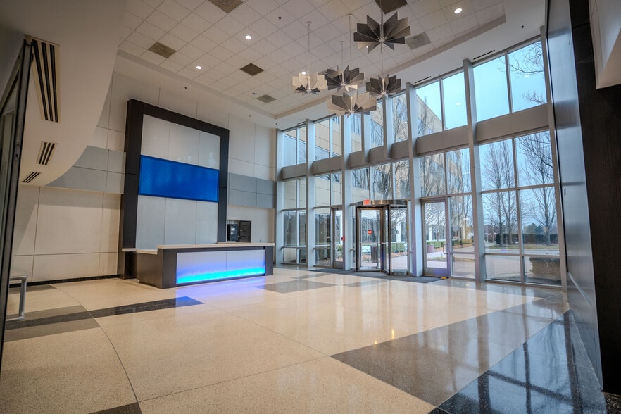 1075 W Entrance Dr, Auburn Hills, MI for lease - Building Photo - Image 3 of 4
