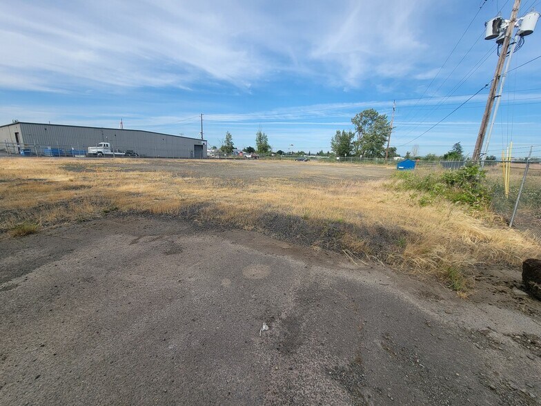 1895 16th St SE, Salem, OR à louer - Photo du bâtiment - Image 3 de 4