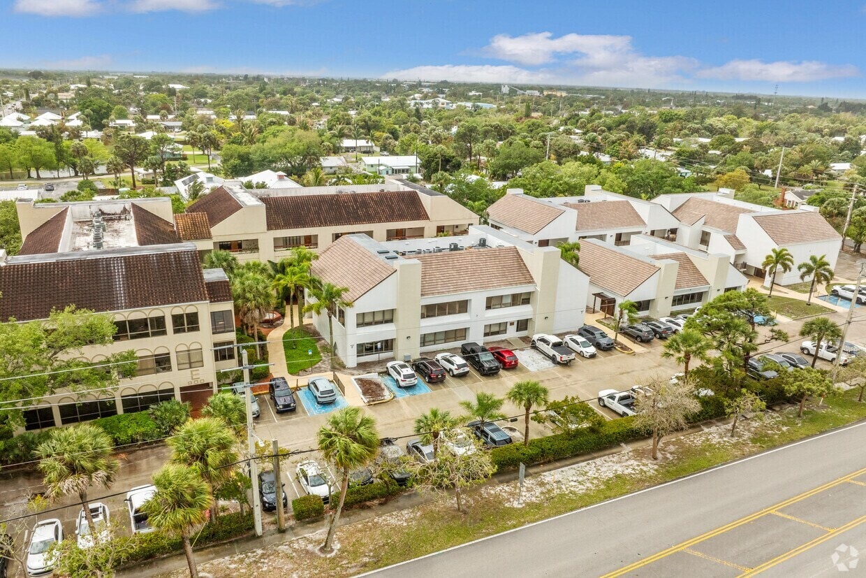 900 SE Ocean Blvd, Stuart, FL for sale Primary Photo- Image 1 of 27