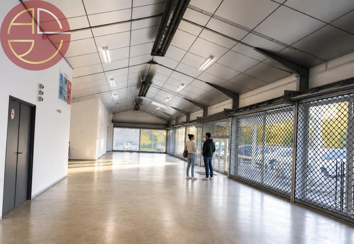 Retail in Muret for lease Interior Photo- Image 1 of 6