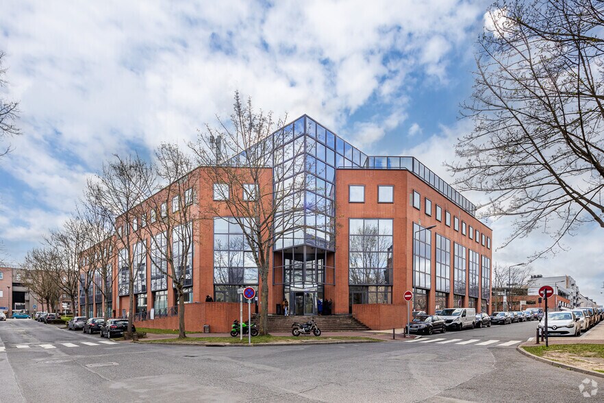 Office in Cergy for lease - Building Photo - Image 2 of 3