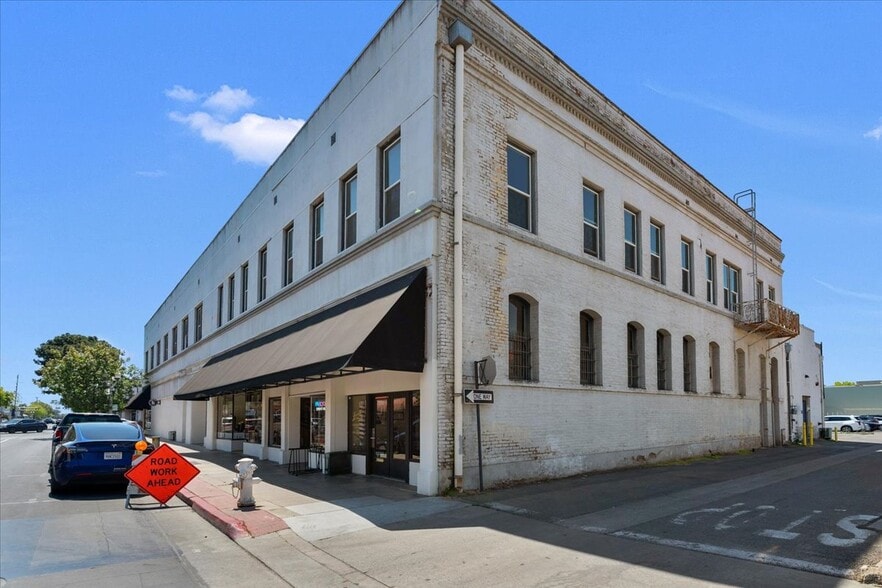 100 W 7th St, Hanford, CA for sale - Building Photo - Image 2 of 20