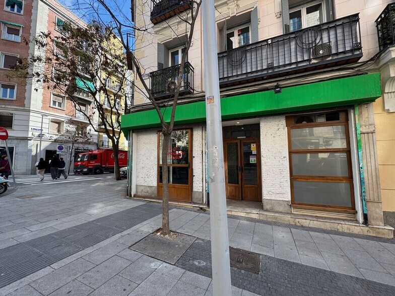 Commerce de détail dans Madrid, Madrid à louer - Photo du bâtiment - Image 2 de 2