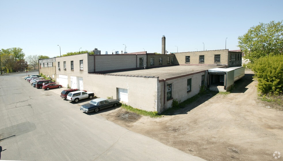 945 NE Broadway St, Minneapolis, MN for lease - Building Photo - Image 2 of 17