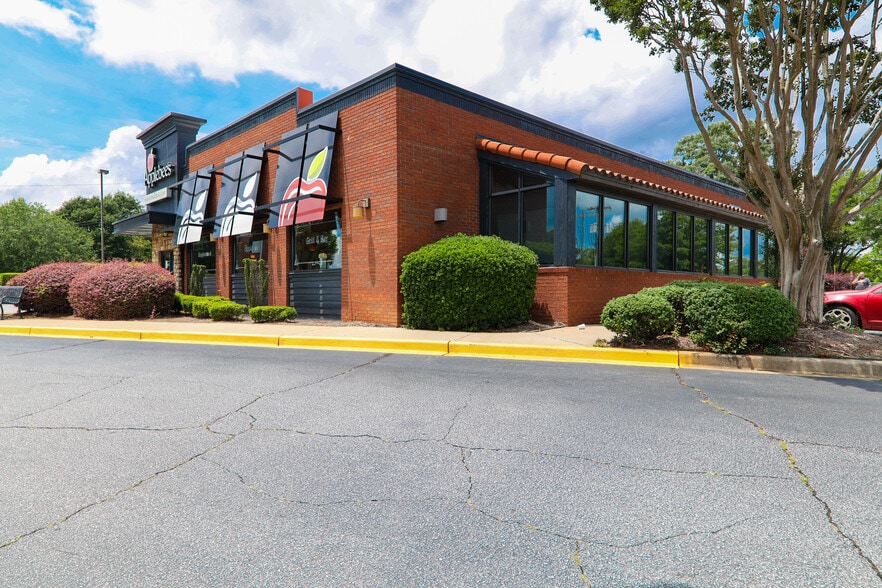 704 W Wade Hampton Blvd, Greer, SC à vendre - Photo du bâtiment - Image 3 de 6