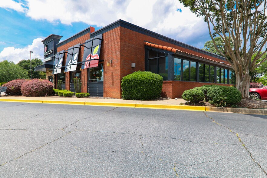 704 W Wade Hampton Blvd, Greer, SC à vendre - Photo du bâtiment - Image 3 de 6