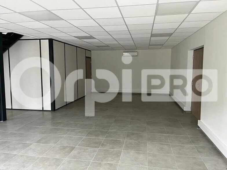 Office in Genay for lease - Interior Photo - Image 2 of 6