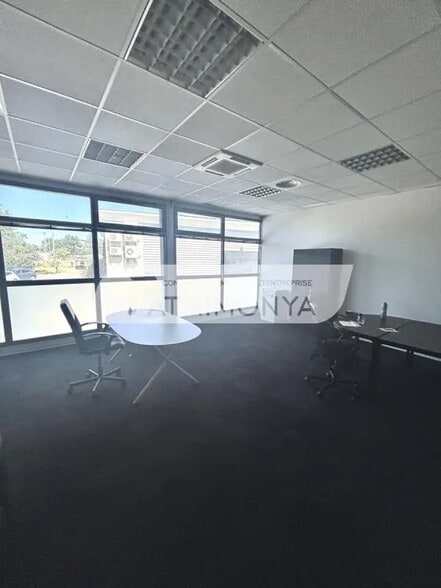 Office in Marseille for lease - Interior Photo - Image 3 of 9