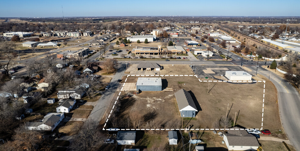 2 Flex Buildings With Yard In Haysville portfolio of 2 properties for sale on LoopNet.ca - Building Photo - Image 2 of 17