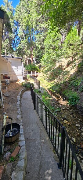 26890 CA-189 Hwy, Blue Jay, CA à louer - Photo du bâtiment - Image 2 de 14