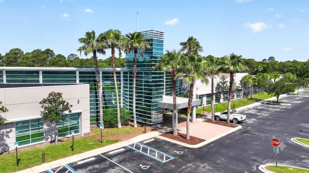 470 Destination Daytona Ln, Ormond Beach, FL à vendre - Photo du bâtiment - Image 2 de 14