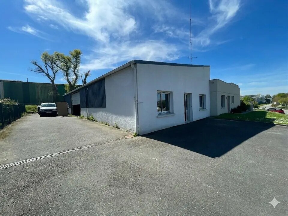 Industrial in Noyal-sur-Vilaine for lease Building Photo- Image 1 of 9