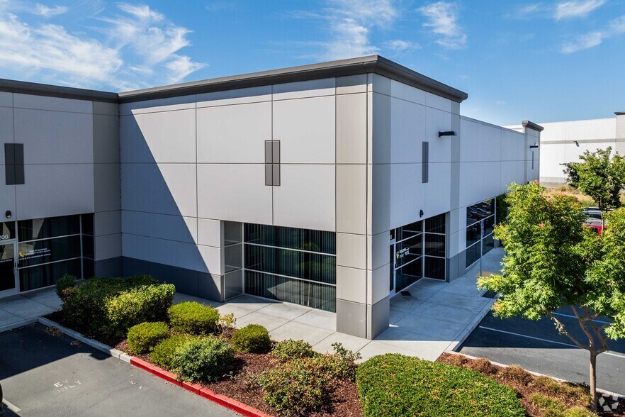 2825 Cordelia Rd, Fairfield, CA à louer - Photo du bâtiment - Image 3 de 4