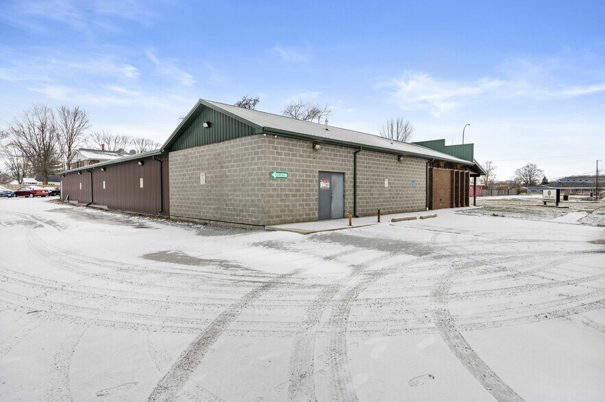 110 Gladiolus St, Momence, IL à vendre - Photo du bâtiment - Image 2 de 8