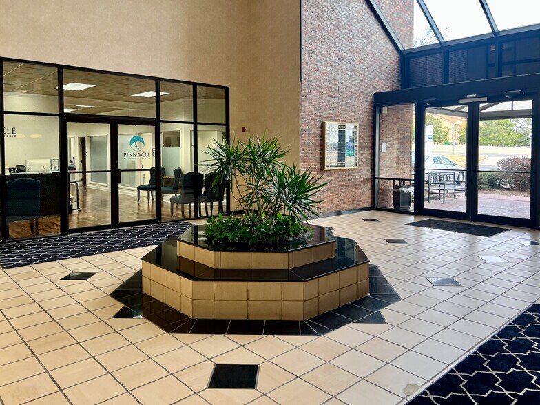 10825 Financial Centre Parkway, Little Rock, AR à louer - Photo du bâtiment - Image 2 de 6