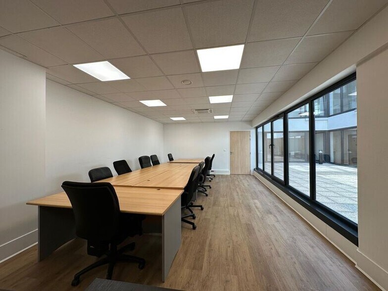 Bureau dans Ivry-sur-Seine à louer - Photo du bâtiment - Image 3 de 32