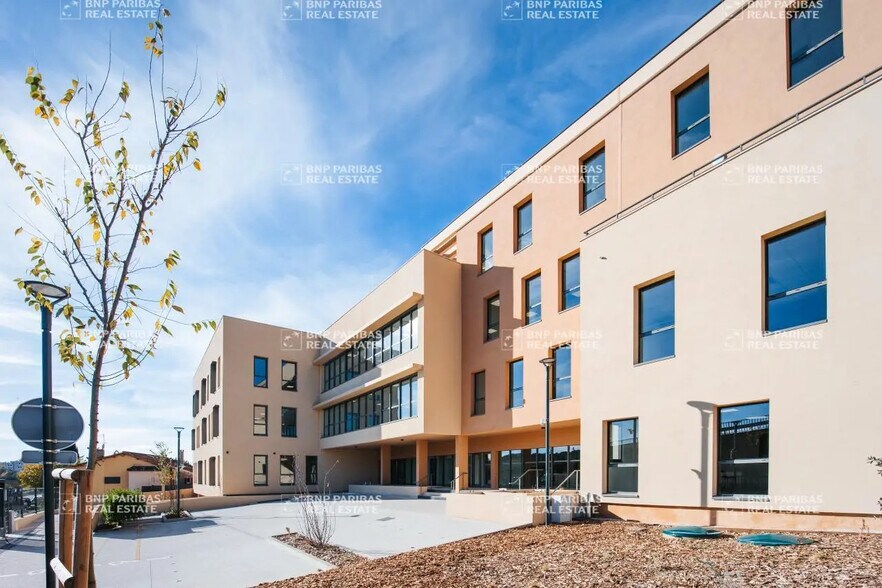 Office in Aix-en-Provence for lease - Building Photo - Image 1 of 35