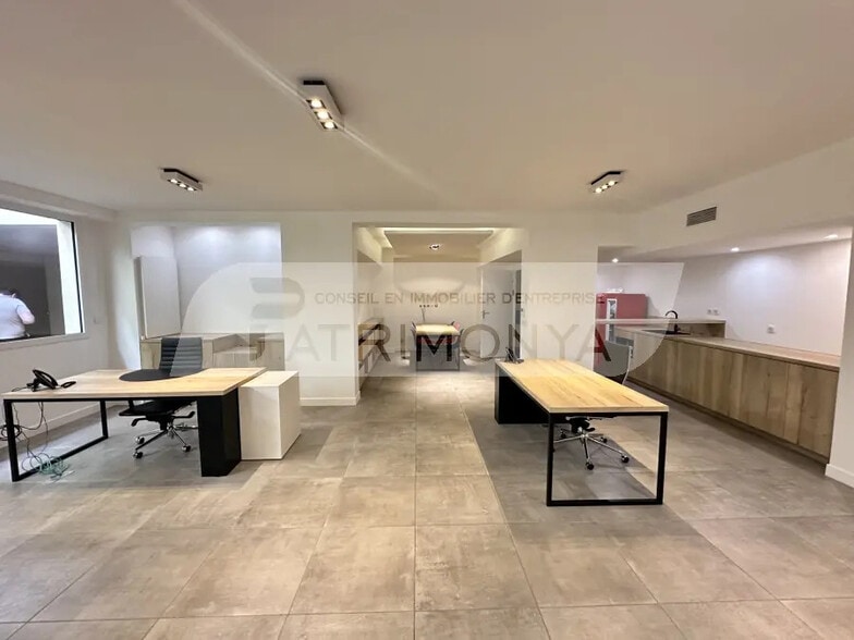 Office in Marseille for lease - Building Photo - Image 2 of 9